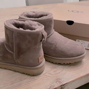 Ugg Classic Mini II Boot in Caribou Womens Size 7- Like New